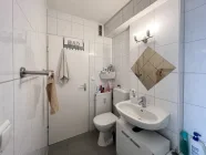 Badezimmer mit Zugang zum Abstellraum