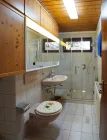 Badezimmer mit Dusche und WA-Anschluss