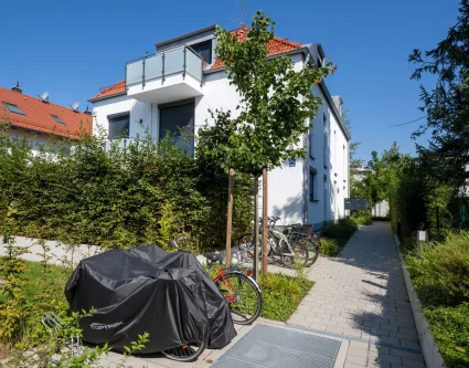 Hausansicht_1 - Wohnung mieten in München - Moderne großzügige 3-Zimmer DG-Wohnung mit Balkon