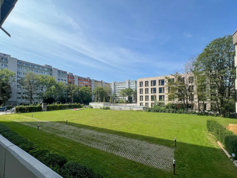 Balkonaussicht - Wohnung mieten in München - Schöne 1-Zimmer Wohnung mit großem Balkon 