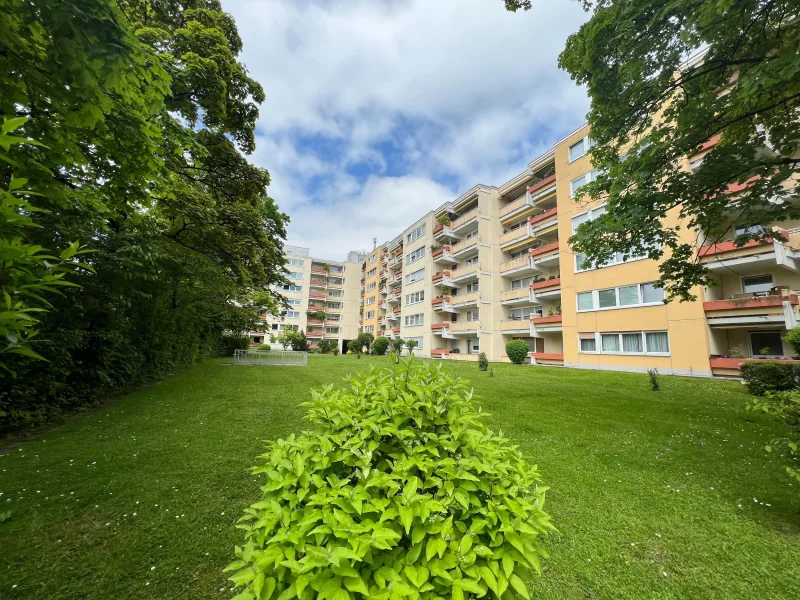  Außenansichten HAUS - Wohnung mieten in München - Renovierte 3-Zimmer Wohnung mit 2 Balkonen, Küche - Schwimmbad in der Wohnanlage