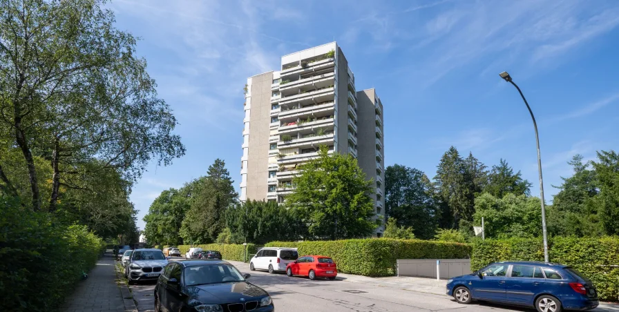 Hausansicht_2 - Wohnung kaufen in München - Top-gepflegtes, helles 1-Zimmer Appartement mit Fernblick, Loggia und Einbauküche