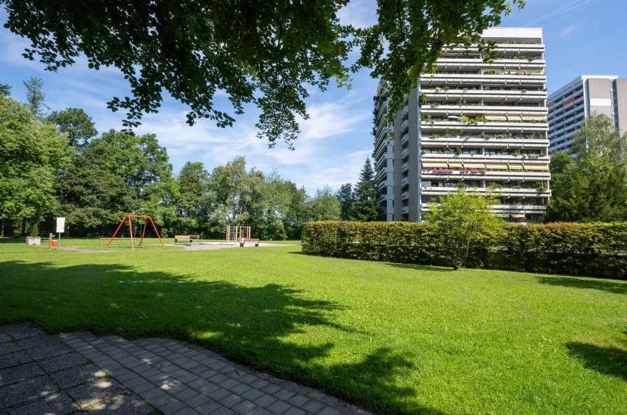 Wohnanlage - Wohnung kaufen in München - Freundliche 2-Zimmer Wohnung mit Loggia und schöner Aussicht - Bergblick