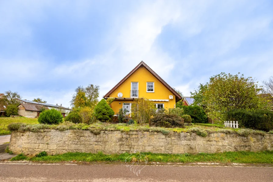 Frontansicht - Haus kaufen in Niederstetten / Heimberg - Charmantes Haus mit Ausbaupotential in idyllischer Lage