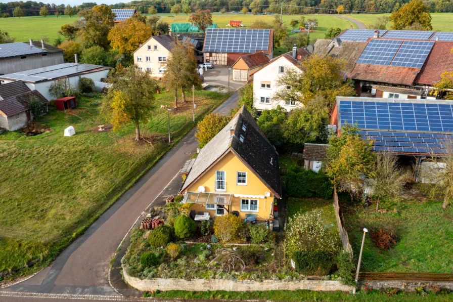 Luftansicht - Haus kaufen in Niederstetten - Idyllisches Einfamilienhaus mit Potenzial zur individuellen Gestaltung