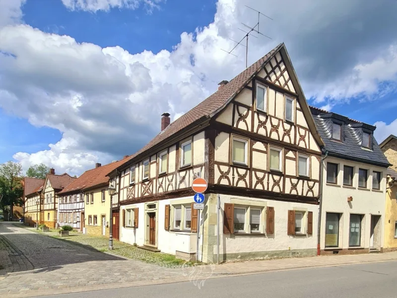 Außenansicht - Haus kaufen in Bad Königshofen im Grabfeld - Reserviert: Charmant gepflegtes Fachwerkhaus mit moderner Ausstattung und Terrasse in Bad Königshofen.