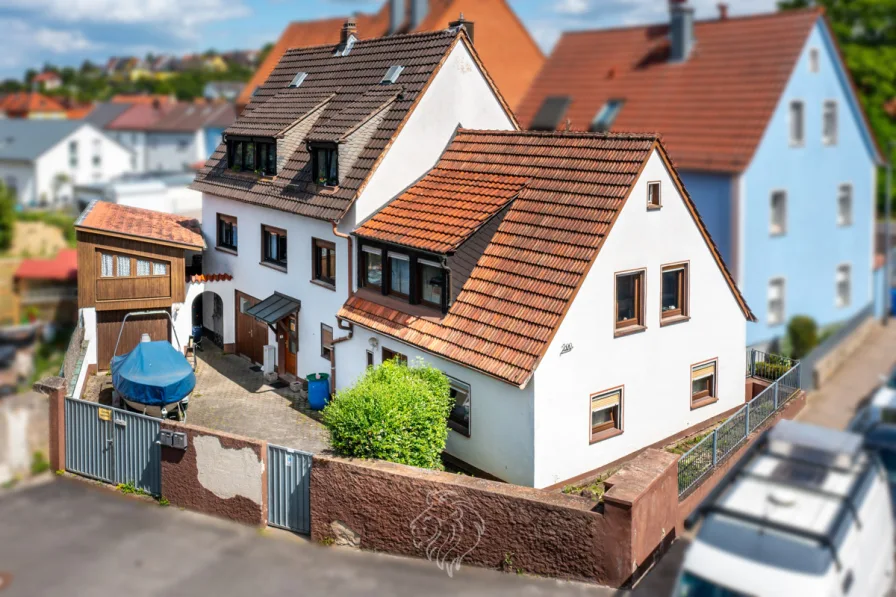 Luftansicht - Haus kaufen in Würzburg / Versbach - Charmantes Mehrfamilienhaus in Würzburg-Versbach: Attraktive Kapitalanlage und Eigenheim