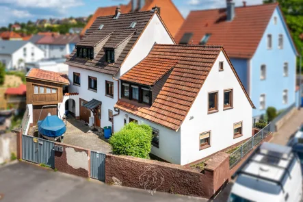 Luftansicht - Haus kaufen in Würzburg / Versbach - Charmantes Mehrfamilienhaus in Würzburg-Versbach: Attraktive Kapitalanlage und Eigenheim