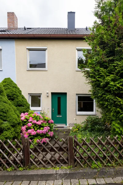 Frontansicht - Haus kaufen in Würzburg - Einladendes Reihenmittelhaus mit Garten & Terrasse in ruhiger Lage von Würzburg-Lengfeld