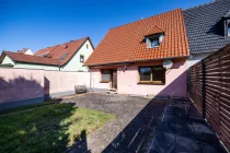 Außenansicht Haus und Terrasse