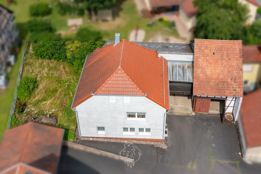 Grethe Schellmann Immobilien Bahnhofstra·e 8 Ahorn 50 - DJI_0208 - Haus kaufen in Ahorn - Renovierungsbedürftiges Einfamilienhaus in ruhiger Lage – Ihr Projekt mit Potenzial!