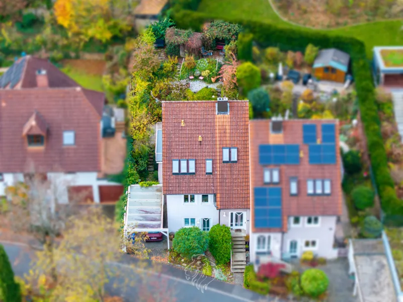 Außenansicht  - Haus kaufen in Höchberg - Gepflegte Doppelhaushälfte mit Blick ins Grüne