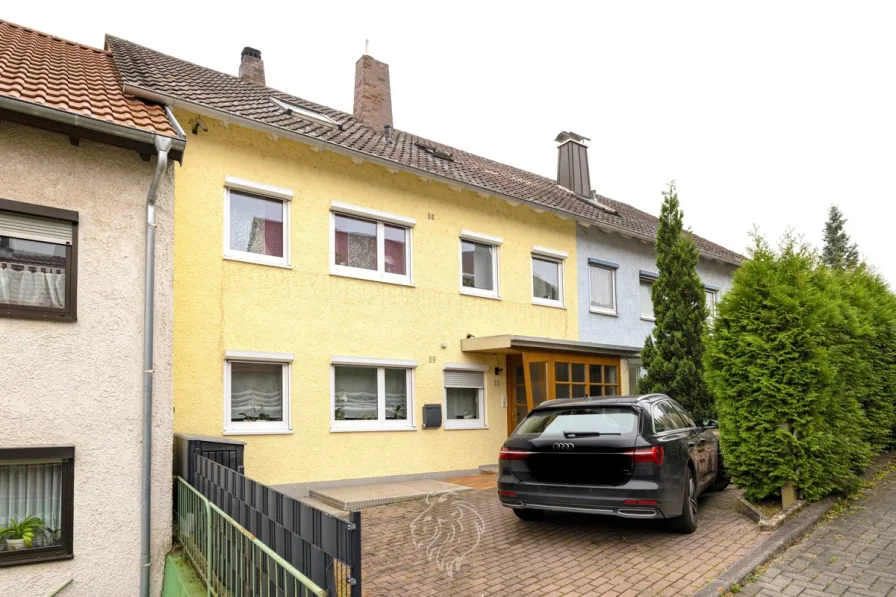 Frontansicht - Haus kaufen in Wertheim / Bestenheid - Modernisiertes Reihenhaus mit viel Platz für Ihre Familie