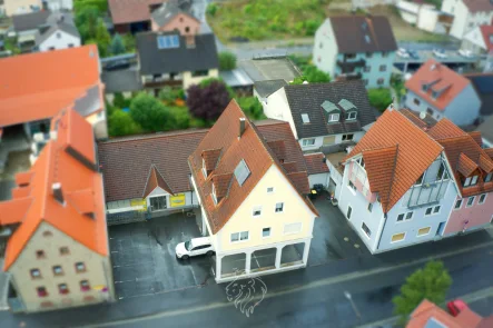 Draufsicht - Haus kaufen in Reichenberg - Wohn- und Geschäftsanwesen mit 12 Wohnungen + 1.175m² Gewerbefläche in direkter Nähe zu Würzburg