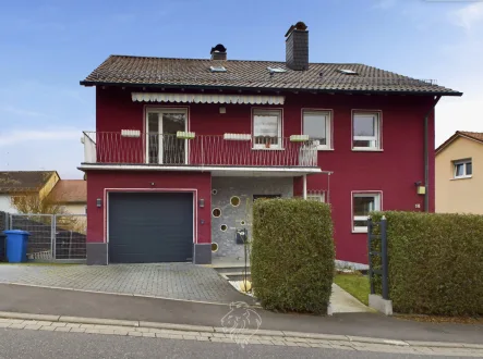 Vorderseite - Haus kaufen in Lohr am Main - Wunderschöne Immobilie mit toller Aussicht und vielen Nutzungsmöglichkeiten