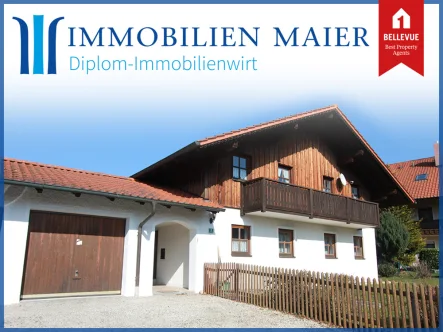 Hausansicht mit Doppelgarage - Haus kaufen in Bad Birnbach - VERKAUFT !! DIPLOM-Immowirt MAIER !! Haus mit Einliegerwohnung in toller ruhiger Lage !!