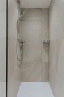 Bad mit Dusche und Fenster