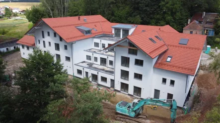 Arbeiten laufen auf Hochtouren - Wohnung kaufen in Simbach am Inn - IMMO MAIER -WOHNEN im GRÜNEN- MIT GUTEM GEWISSEN - KFW40 EE IM EINKLANG MIT DER NATUR-provisionsfrei