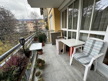 überdachter großer Balkon - Wohnung kaufen in München - DIPL.-Immowirt MAIER !! Zentrale TOP-Wohnung mit Aufzug und hochwertiger Ausstattung - Eigenbezug !!
