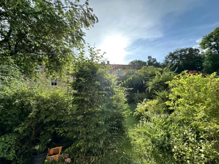 Blick von der Terrasse aus - Wohnung kaufen in München - DIPL.-Immowirt MAIER !! KLEIN-FEIN-MEIN 2-Zi.-Whg. im EG - MODERNER geht es kaum - TOP-AUSSTATTUNG!!