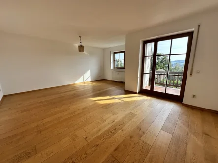 heller Wohn-Essbereich - Wohnung kaufen in Bad Birnbach - DIPLOM-Immowirt MAIER !! Einziehen u. Wohlfühlen-Wohnung mit Hauscharakter und Blick übers Rottal !!