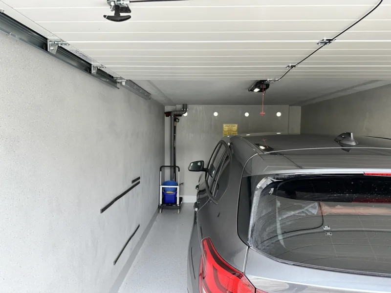 großzügige Garage mit Licht und Strom