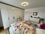 großes Hauptschlafzimmer