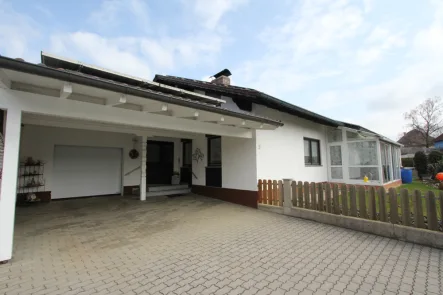 Carport - Haus kaufen in Eichendorf - DIPLOM-Immowirt MAIER !! Perfekter, großzügiger Bungalow - WOHNEN bis ins HOHE ALTER u. PV-Anlage !!