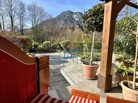 Blick vom Strandkorb aus - Haus kaufen in Garmisch-Partenkirchen / Burgrain - DIPL.-Immowirt MAIER ! Vom Strandkorb aus den Blick in die Berge genießen - Traumhaftes Reihenhaus !