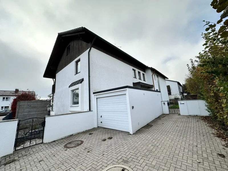 Garage und Stellplatz