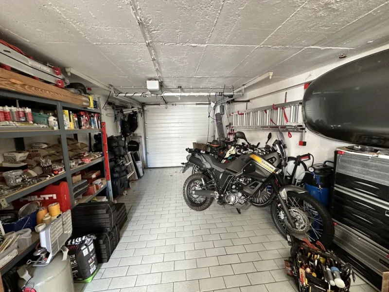 riesige Garage samt Werkstatt