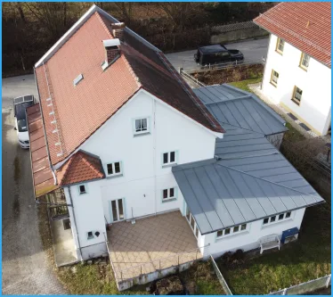 Hausansicht - Haus kaufen in Bad Griesbach im Rottal / Bad Griesbach - DIPL.-Immowirt MAIER !! Platz für Kind und Kegel, inkl. Garage -  renovierungsbedürftig !!