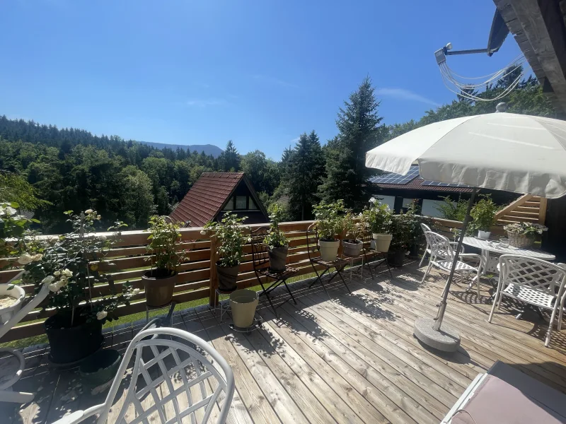 Terrasse - Haus kaufen in Siegsdorf-Vorauf - Stilvoll renoviertes Ferienhaus in absolut ruhiger, sonniger Wohnlage - 15 km zum Chiemsee