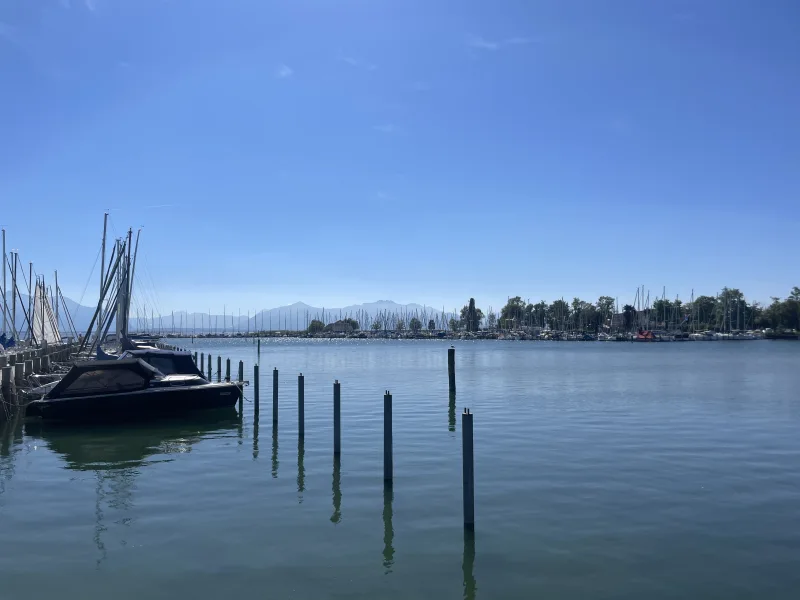 Chiemsee Seebruck - Grundstück kaufen in Chieming - 1.500 qm Baugrundstück mit Altbestand in Chieming-Arlaching - 200m zum Chiemseestrand - Außenbereich