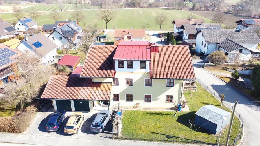 Außenansicht - Haus kaufen in Tittmoning - Attraktives 1-3 Familienhaus mit Werkstatt in sonniger, ruhiger Lage bei Tittmoning + 547qm Baugrund