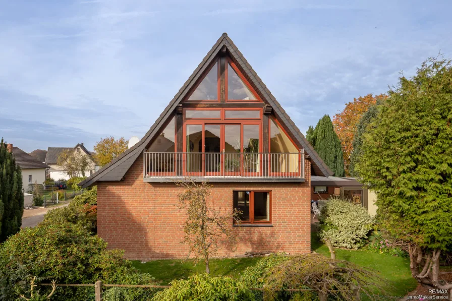 Gibelseite Glas - Haus kaufen in Bünde - Energetisch für die Zukunft gewappnet. Einfamilienhaus mit Umbaumöglichkeit zum Zweifamilienhaus.