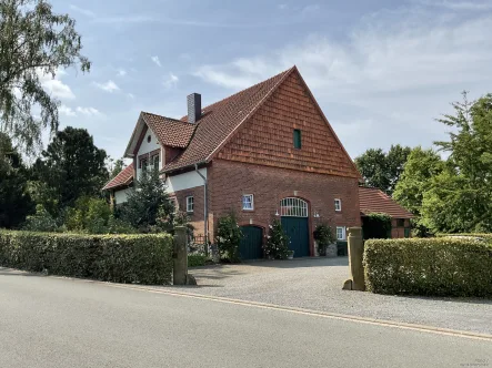 Front Ansicht - Haus kaufen in Nienstädt - Modernisiertes Wohnhaus mit großem parkähnlichem Garten in Nienstädt