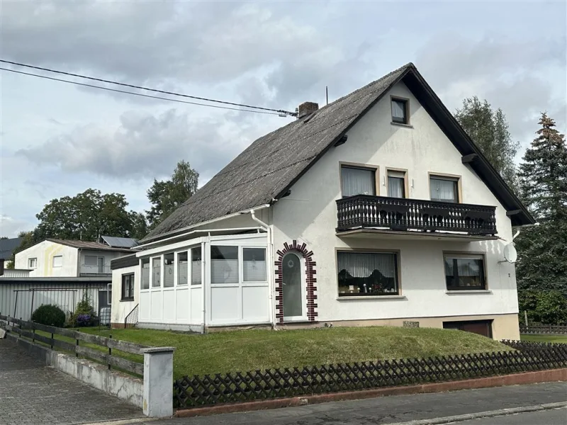 Seite  - Haus kaufen in Langenhahn , Westerw - Neue Chance für Sie in Langenhahn, großzügiges Wohnhaus mit Garagen und Garten!    