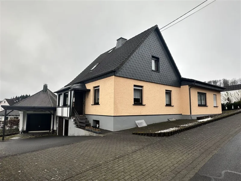 Front  - Haus kaufen in Langenhahn , Westerw - Nähe Langenhahn-Westerburg! Solides und schönes Wohnhaus mit Garage und Garten!    