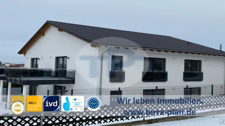 Hauptfoto Logo - Wohnung kaufen in Eichendorf - KFW-55 EENEUBAU ERSTBEZUG!2-ZIMMER ERDGESCHOSSWOHNUNG MIT GARTENANTEIL