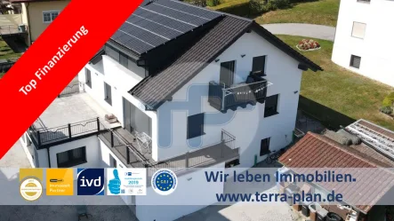 HauptfotoLogo - Haus kaufen in Hutthurm - MODERNES 3-FAMILIENHAUS MIT PV-ANLAGE