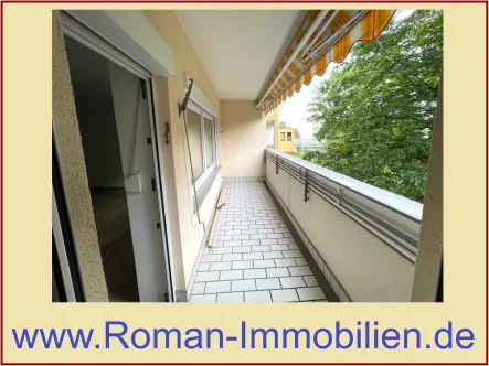 Großer Balkon mit Markise - Wohnung kaufen in Nürnberg - Barrierefreie 4-Zimmer-Wohnung mit großer Loggia, Aufzug und Stellplatz in Nürnberg-Mögeldorf!