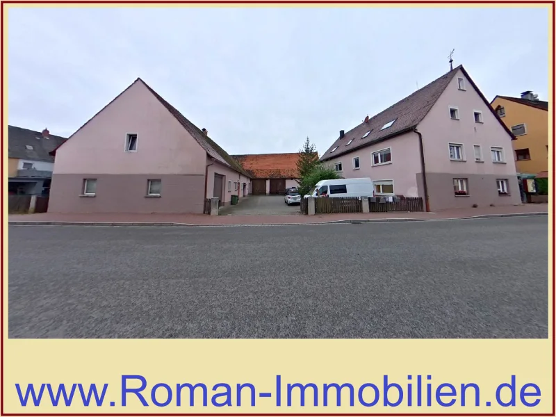 Straßenansicht mit Rahmen - Zinshaus/Renditeobjekt kaufen in Langenzenn / Burggrafenhof - Gut vermietetes 4-Familienhaus mit einer Scheune und einem Stall in Langenzenn!