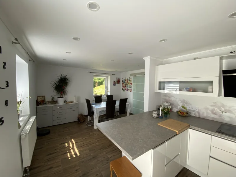 Küche mit Essplatz - Haus kaufen in Wiesthal - Einziehen und wohlfühlen - saniertes Einfamilienhaus mit Garage