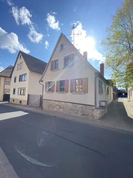 Außenansicht - Haus kaufen in Karsbach - Idyllisches Leben im historischen Ortskern - Bauernhaus in Karsbach