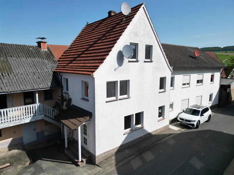 Außenansicht - Haus kaufen in Karsbach - Wohnhaus, große Halle, Nebengebäude - Viel Platz im Ortskern von Höllrich