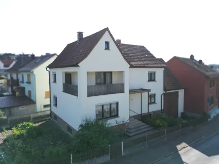 Luftaufnahme - Haus kaufen in Rothenfels - Im Ortskern von Bergrothenfels - Wohnhaus mit Nebengebäude 