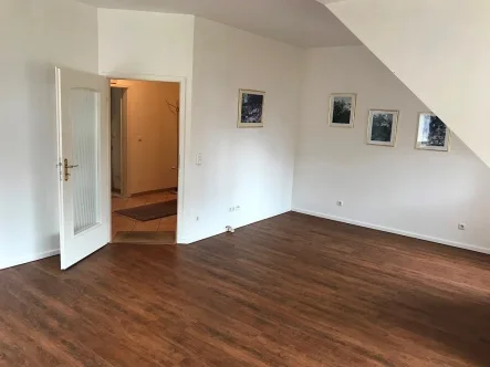 Wohnzimmer - Wohnung mieten in Lohr - Zentrumsnahe Dachgeschosswohnung mit Blick ins Grüne