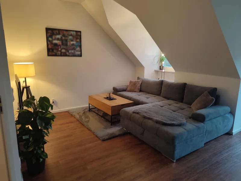 Wohnzimmer - Wohnung mieten in Lohr - Zentrumsnahe Dachgeschosswohnung mit Blick ins Grüne