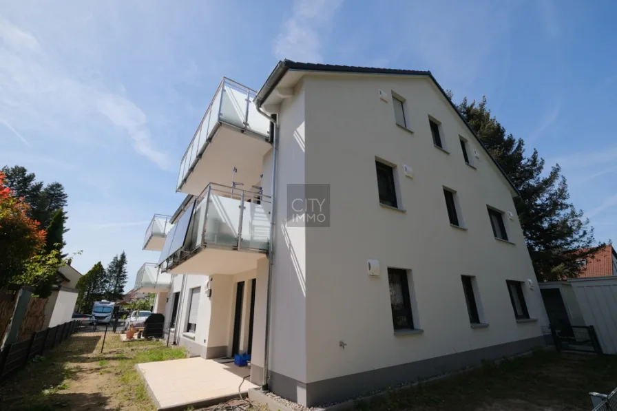 Hausansicht - Wohnung kaufen in Erlangen - Tolle Neubau Dachwohnung mit Balkon, Stellplatz und EBK - Begehrte Wohnanlage in Erlangen Büchenbach